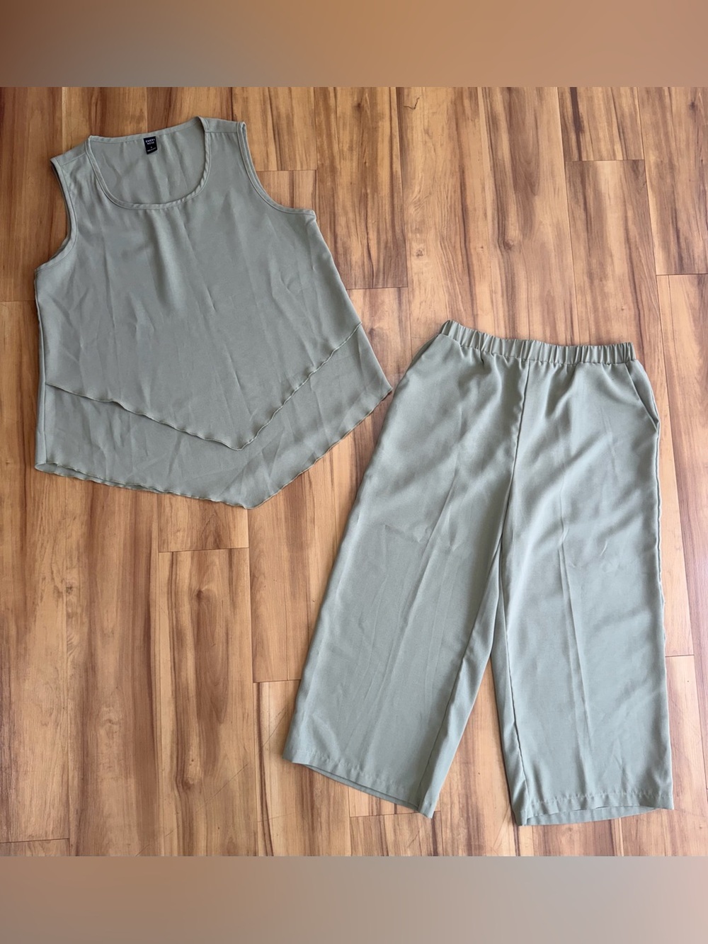 901: Emery Rose Sage Green Wide-Leg Pants & Sleeveless Top Set - Large
